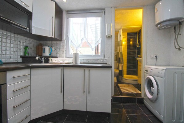 Réfrigérateur, four à micro-ondes, un four, surface de cuisson