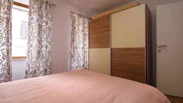 1 habitación, tabla de planchar con plancha y wifi