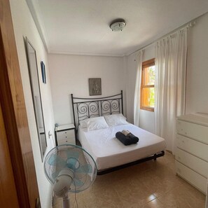 8 slaapkamers, een strijkplank/strijkijzer, reisbedje, wifi