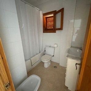 Sèche-cheveux, serviettes fournies, savon, papier toilette