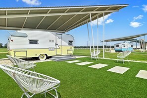 低刺激性寝具、遮光カーテン、WiFi (無料)、ベッドシーツ