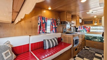 Miss Willie Mae, Double Bed with Sofa bed, Pool Access | Allergivenligt sengetøj, mørklægningsgardiner, gratis Wi-Fi, sengetøj