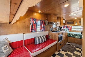 Miss Willie Mae, Double Bed with Sofa bed, Pool Access | เครื่องนอนป้องกันสารก่อภูมิแพ้, ผ้าม่านกันแสง, Wi-Fi ฟรี, ผ้าปูที่นอน