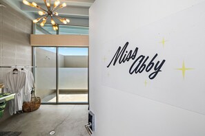 Miss Abby,  Double Bed with Sofa bed, Pool Access | Kylpyhuone | Suihku, ilmaiset hygieniatuotteet, hiustenkuivaaja, kylpytakit
