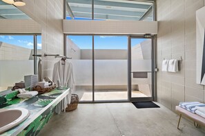 Miss Willie Mae, Double Bed with Sofa bed, Pool Access | Bathroom | Shower, free toiletries, hair dryer, bathrobes