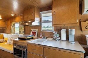 Miss Abby,  Double Bed with Sofa bed, Pool Access | Allergiatestatut vuodevaatteet, pimennysverhot, ilmainen Wi-Fi