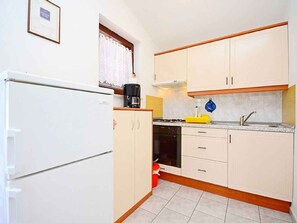 Réfrigérateur, four, plaque de cuisson, cafetière/bouilloire