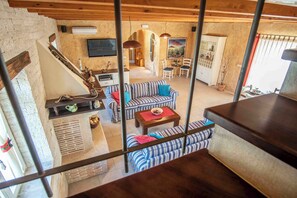 TV, fireplace