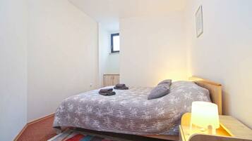 2 chambres, fer et planche Ă  repasser, lit parapluie