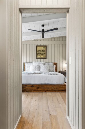 5 bedrooms, iron/ironing board, WiFi, bed sheets