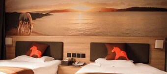 Junyi Chain Hotel (Haiyan Qiyuan Chengbei East Road)