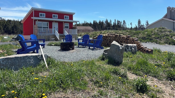 Property grounds - Red Jellybean: great ocean views and sunsets close to town (Twillingate)