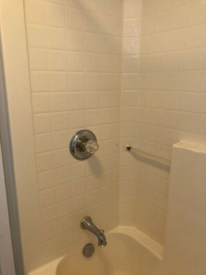 Bathroom - Private 2-bedroom, parking, bus to NYC nearby, MetLife Stadium World Cup 30 mins (Linden)