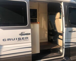 Miscellaneous - Private and cozy RV with full hookups in a convenient area with direct bus to NYC Manhattan only 2 blocks away (Linden)