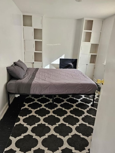 Private 1-bedroom apartment, walkable area, 15 miles to the GW Bridge