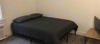Spacious 2-bedroom plus sofa bed, private street entrance, sleeps 5