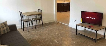 Spacious 2-bedroom plus sofa bed, private street entrance, sleeps 5