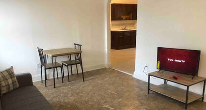 Spacious 2-bedroom plus sofa bed, private street entrance, sleeps 5
