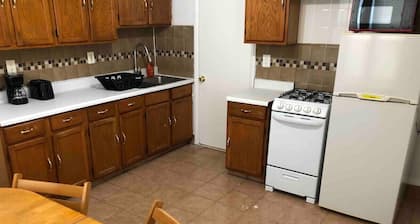 Entire 2-bedroom house, quiet residential area, NYC bus and train nearby