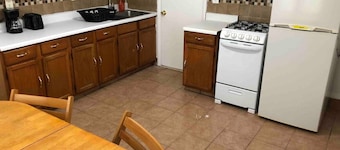 Entire 2-bedroom house, quiet residential area, NYC bus and train nearby