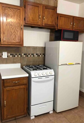 Private kitchen - Private 2 bedroom and 1 bathroom house in a quiet area and convenient to NYC bus/train (Perth Amboy)