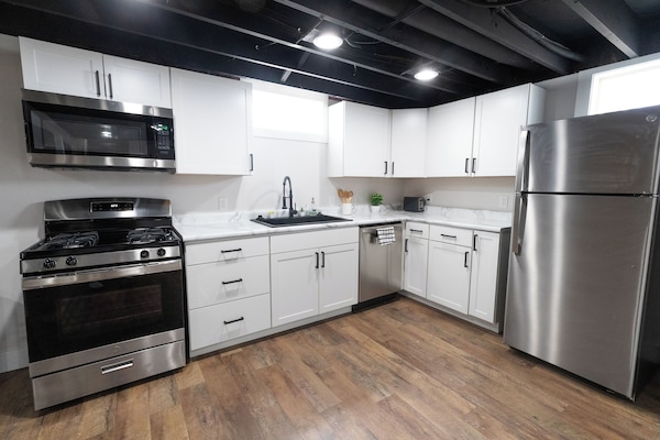 Een koelkast, een microgolfoven, een oven, een kookplaat