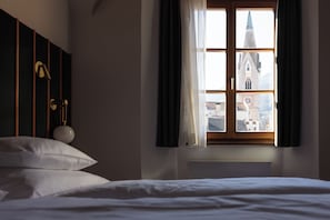 Een kluis op de kamer, een bureau, een laptopwerkplek, gratis wifi