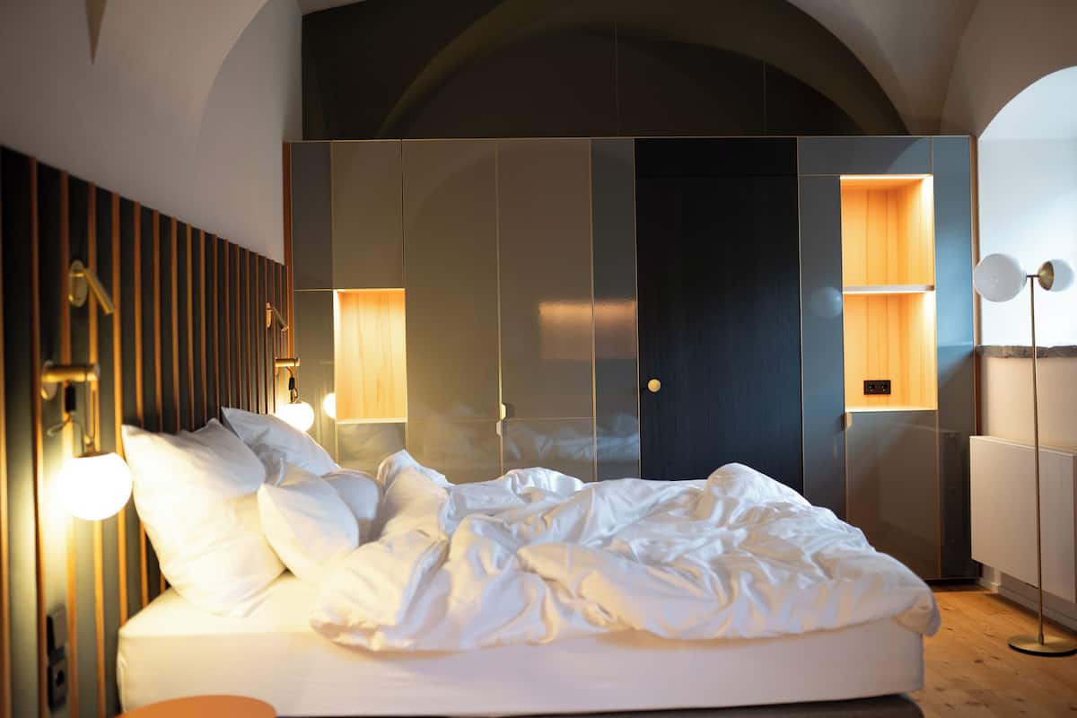 Chambre Double Confort, vue ville, rez-de-chaussée | 2 chambres, coffres-forts dans les chambres, bureau