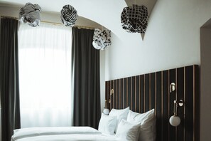 Habitación estándar doble, 1 cama de matrimonio grande, planta baja | Caja fuerte, escritorio, espacio para trabajar con un portátil