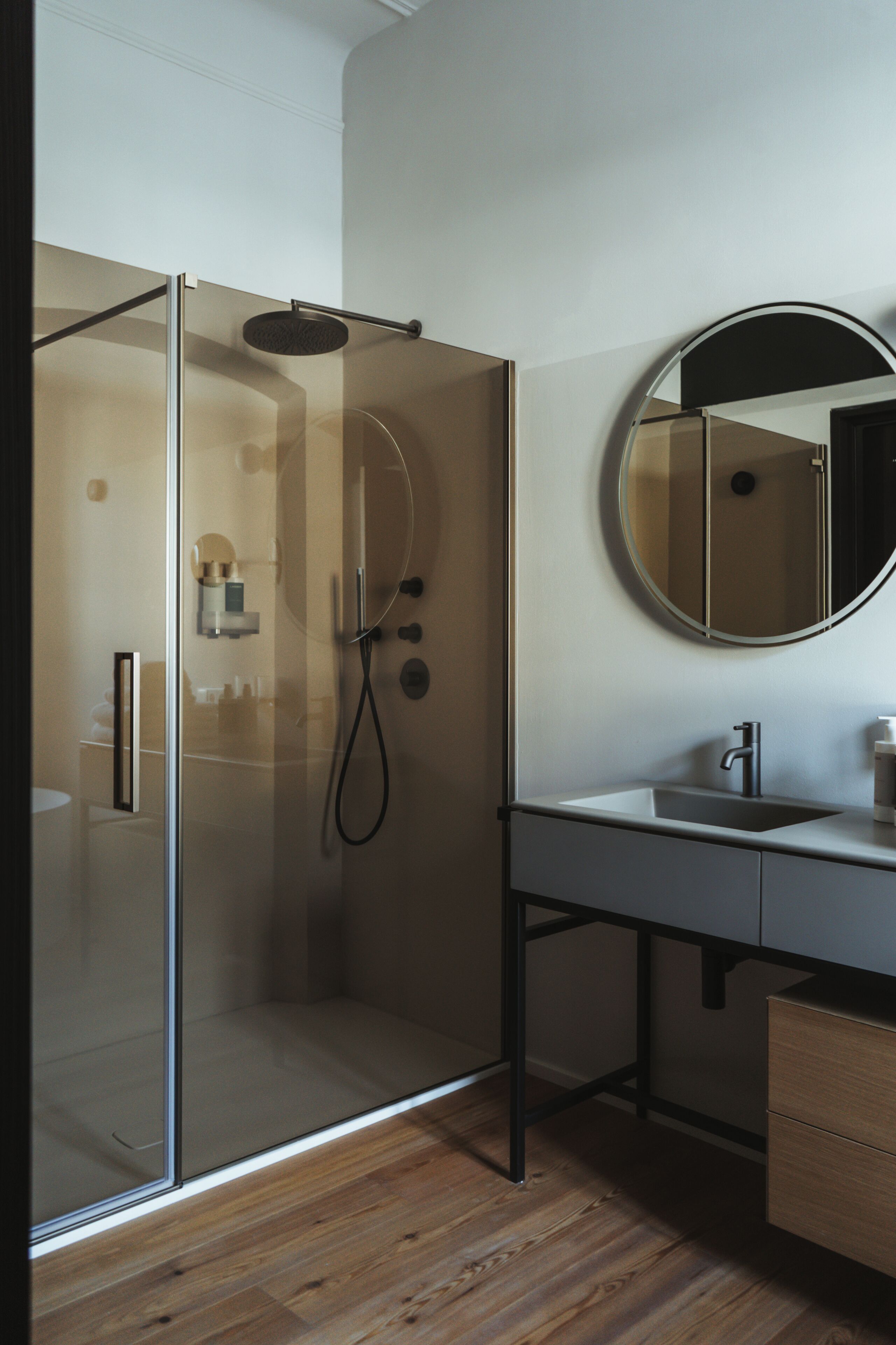 Luxury-Suite | Badezimmer | Haartrockner, Hausschuhe, Handtücher, Seife