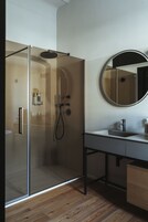 Suite de lujo | Baño | Secador de pelo, zapatillas, toallas y jabón