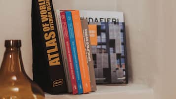 Una libreria con libri e un vaso.