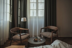 Luxe suite, 1 kingsize bed, uitzicht op de stad, op tussenverdieping | Woonruimte | Televisie