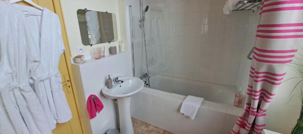 Een douche, een haardroger, handdoeken, zeep