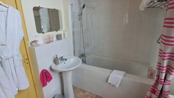 Een douche, een haardroger, handdoeken, zeep