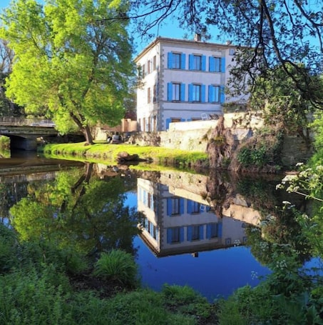 外観. B&B at the entrance to the village, bordered by a river. 20 mn from Carcassonne