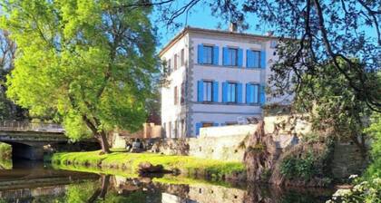 Maison dâhĂŽte Ă lâentrĂ©e du village, bordĂ©e d'une riviĂšre. 20 mn de Carcassonne