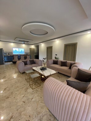 المنشأة من الداخل