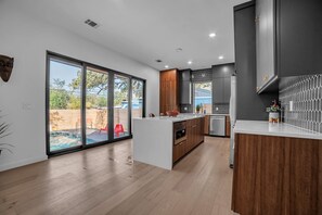 Réfrigérateur, four à micro-ondes, un four, surface de cuisson