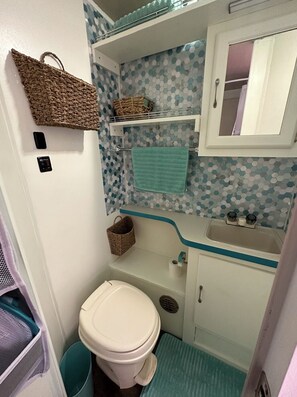 Towels, toilet paper - Blue Diamond RV RV (Murfreesboro)