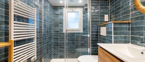 Shower, towels, soap, shampoo