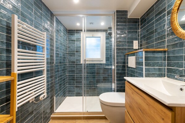 Douche, serviettes fournies, savon, shampooing