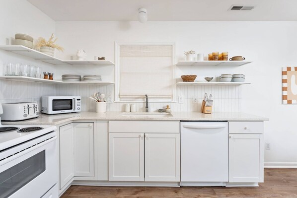 Kühlschrank, Mikrowelle, Ofen, Herdplatte