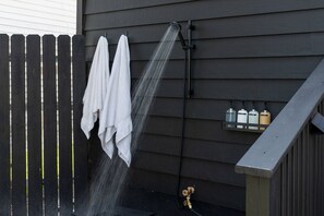 Property grounds - Casa Jasmine - We LOVE dogs - Walk to Downtown (Wilmington)