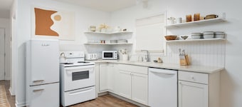 Casa Jasmine: 3BR Pet Friendly, Near Downtown