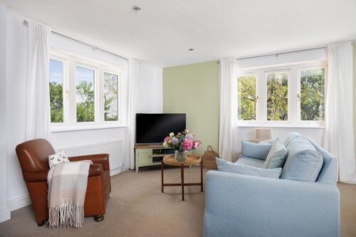 Countryside flat near Spalding by the river. Lovely walks & garden with pool.