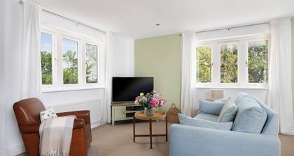 Countryside flat near Spalding by the river. Lovely walks & garden with pool.