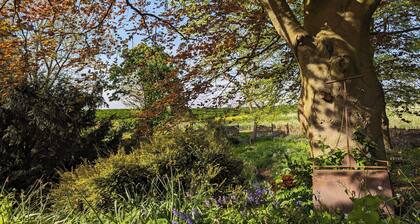 Countryside flat near Spalding by the river. Lovely walks & garden with pool.