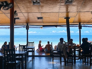 Outdoor dining - Sairee Cottage Resort (Koh Tao)