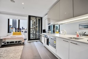 Kühlschrank, Herdplatte, Geschirrspüler, Kochgeschirr/Geschirr/Besteck